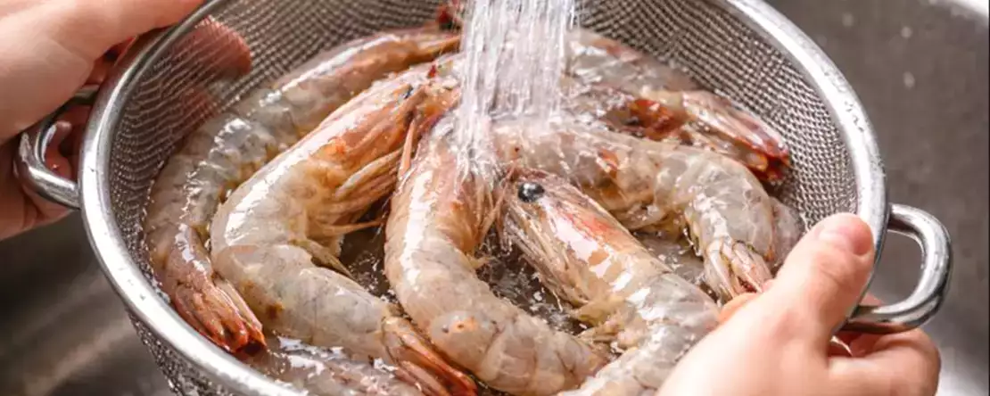 Karideslerinizi pişirmeden önce yıkıyor musunuz? Bu yaygın hareketin neden en büyük hatanız olabileceğini anlayın