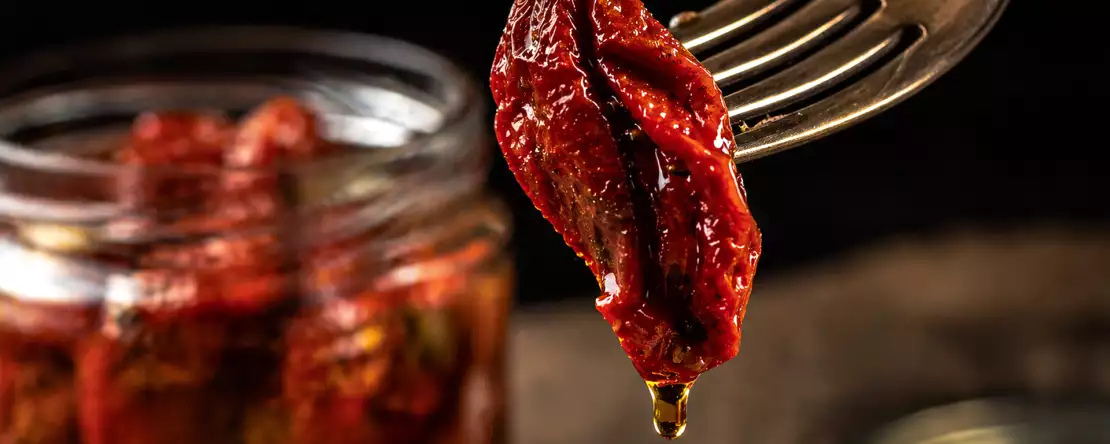 Yağda güneşte kurutulmuş domates: kilerdeki lezzet konsantresi ve bundan en iyi şekilde faydalanmak için 10 tarif.