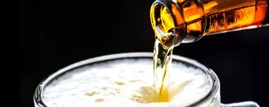 Bardağı eğdiğinizde bira neden daha az köpürür?