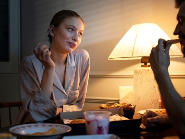 Gece geç saatlerde yemek yemek sizi gerçekten şişmanlatır mı?