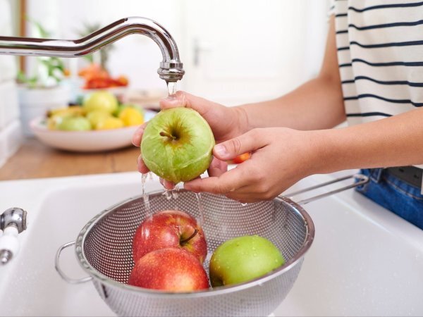 Meyveleri düzgün yıkıyor musunuz? Sağlığınıza zarar veren hatayı görün