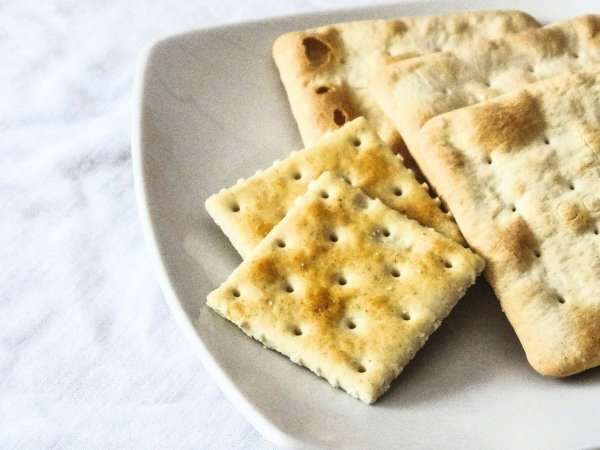 Krakerlerin neden delikleri vardır? Gerçek neden ortaya çıktı