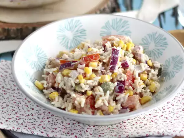 Yaz menülerinizi yenileyecek 7 pirinç salatası tarifi