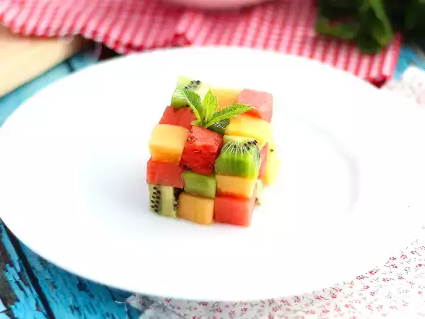 Yaz aylarında konuklarınızın beğenisini kazanacak yaratıcı meyve salatası!