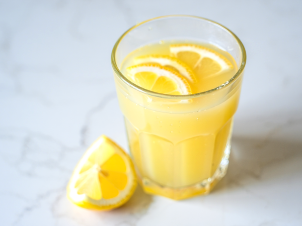 Aç karnına limon suyu içmek sizi gerçekten zayıflatır mı? Efsane mi gerçek mi?