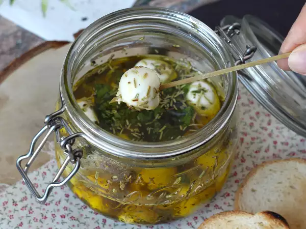Bu marine edilmiş mozzarella topları tam bir bağımlılık yaratıyor (ve siz göz açıp kapayıncaya kadar masadan kalkacak)