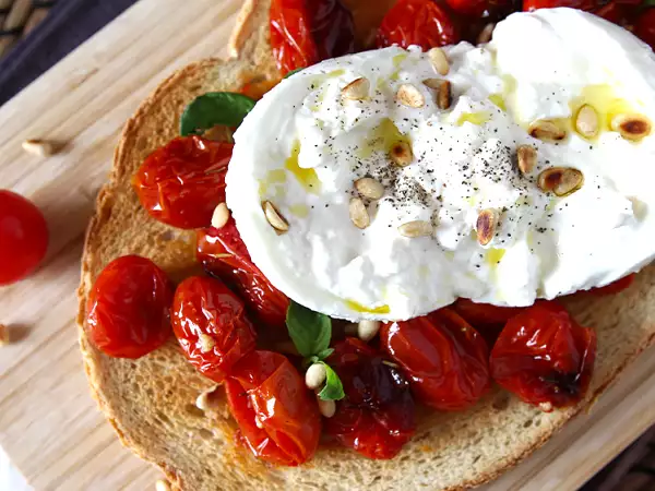 Burrata: Bu ultra kremsi peynirin en iyi yönlerini ortaya çıkaracak 8 tarif fikri