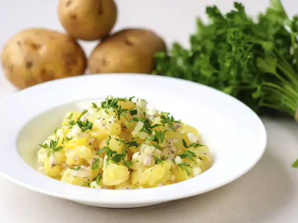 Mükemmel patates salatası vardır ve şu şekilde yapılır
