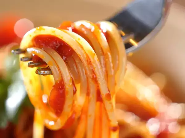 Sıradan bir yemeği inanılmaz bir şeye dönüştüren 14 spagetti tarifi