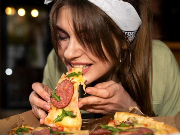 Çatal bıçak takımını unutun: Bilimin ellerinizle yemek yeme konusunda keşfettiği şey aklınızı başınızdan alacak