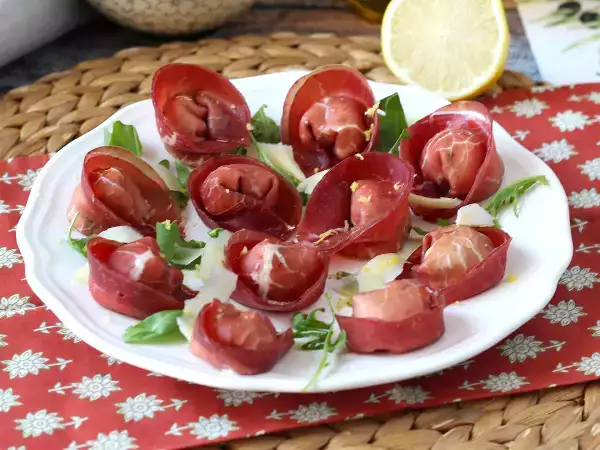 Doldurulmuş bresaola tortelloni: bayram sezonu için mükemmel vay etkisi yaratan soğuk meze