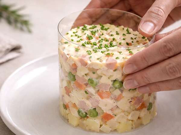 Tabak halkası olmadan ve misafirlerle: yemeklerinizin sunumunu kurtaran numara (evde zaten sahip olduğunuz bir şeyle).