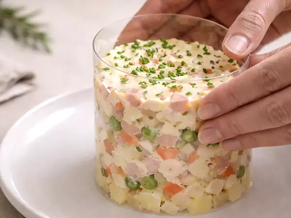 Tabak halkası olmadan ve misafirlerle: yemeklerinizin sunumunu kurtaran numara (evde zaten sahip olduğunuz bir şeyle).