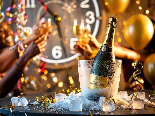 Köpüklü şarabı 15 dakikada soğutmak, bu son dakika numarasını deneyip yılbaşı gecesini kurtarana kadar imkansız görünüyor