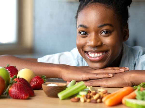 Daha beyaz dişler için 10 gıda: gerçekten ne yemeli