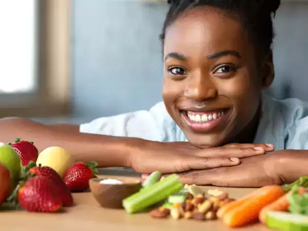 Daha beyaz dişler için 10 gıda: gerçekten ne yemeli