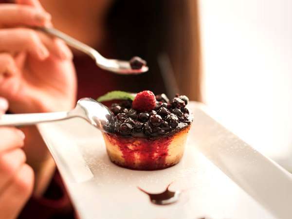 Tatlı aynıdır. Duygu aynı değildir: Çatal bıçak takımının tatlının tadını değiştirebileceğini biliyor muydunuz?