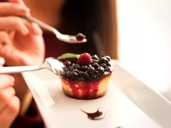 Tatlı aynıdır. Duygu aynı değildir: Çatal bıçak takımının tatlının tadını değiştirebileceğini biliyor muydunuz?