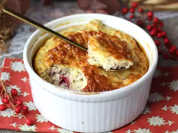 Bu kırmızı meyveli protein keki, kendimi suçlu hissetmeden tatlı bir şeyler istediğimde favori B planım haline geldi.