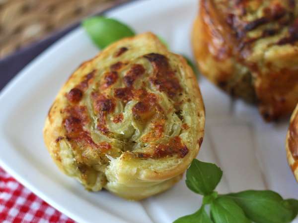 Bu pestolu puf böreklerini hazırlamak sadece 15 dakika sürüyor... ve daha da çabuk yok oluyor