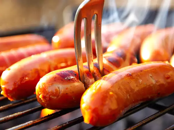 Sosisleri pişirmeden önce delmek: yaygın bir hata mı yoksa dahiyane bir numara mı? Her şeyi değiştiren gerçek