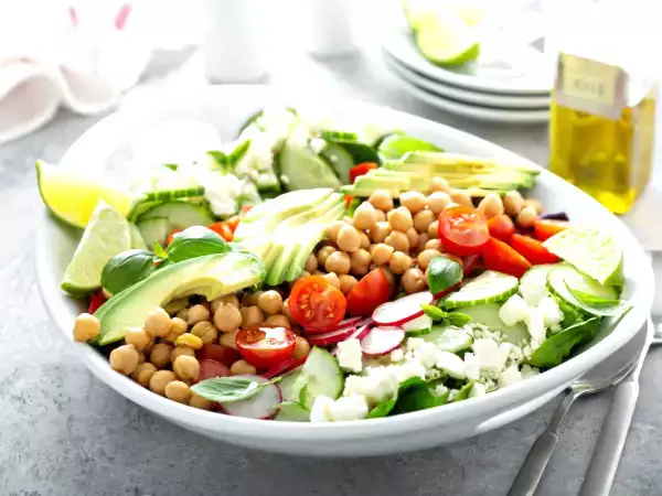 Midenizi küçültün: 10 dakikada hazırlanan bu salata uzmanların ilgisini çekiyor