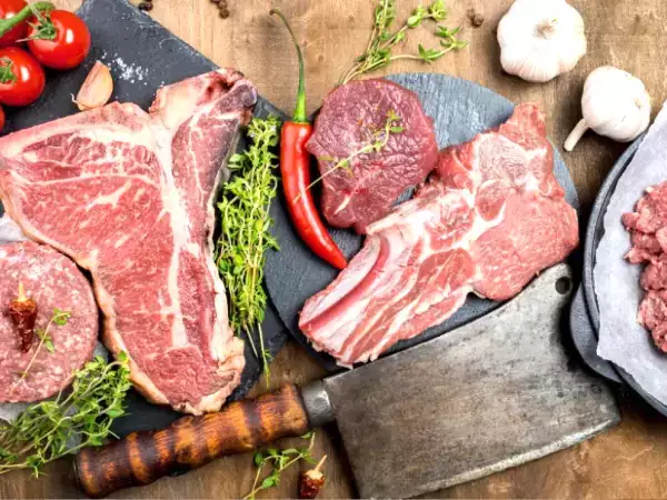 Et pişirilmeden önce neden her zaman buzdolabından çıkarılmalıdır (ve ne kadar süreyle)