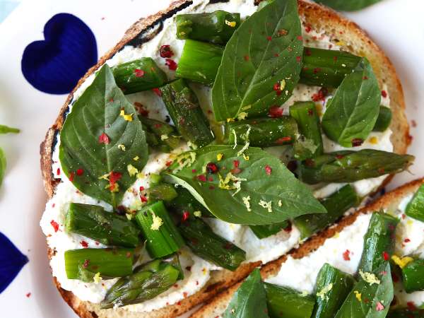 Herkesin istediği bahar bruschetta'sı: taze, kremsi ve dakikalar içinde hazır