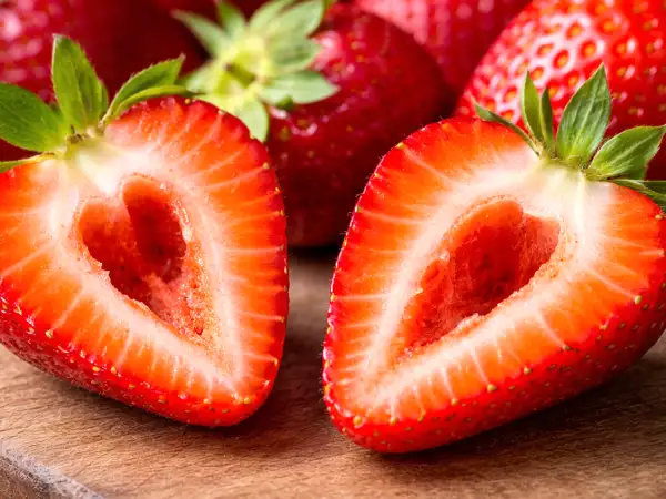 Neden bazı çileklerin içi deliktir? Söylenmemiş bir sebebi var.