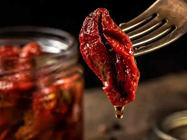 Yağda güneşte kurutulmuş domates: kilerdeki lezzet konsantresi ve bundan en iyi şekilde faydalanmak için 10 tarif.