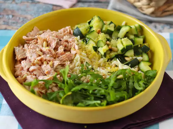 Orzo: nedir, nasıl pişirilir ve bu küçük makarna çorbalarda, salatalarda ve kremalı yemeklerde neden bu kadar iyi çalışır.