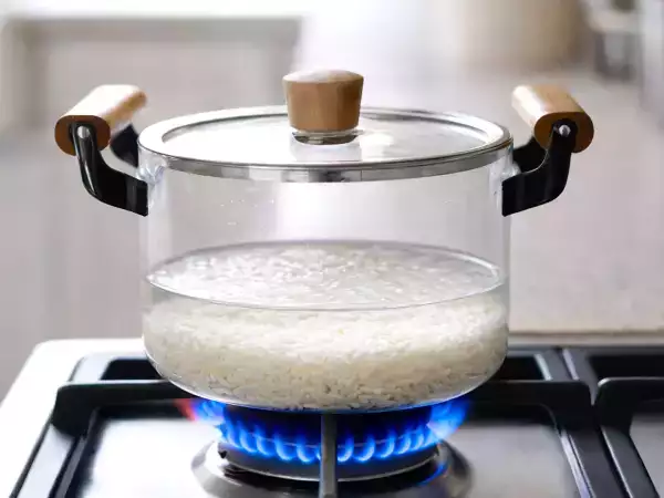 Suyu ölçmenize gerek yok: gevşek pirinç için neredeyse hiç kimsenin kullanmadığı basit numara