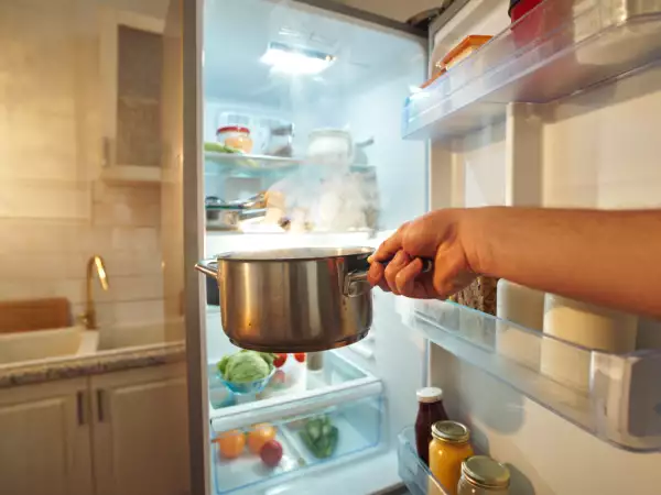 Neden içinde yemek artıkları olan bir tencereyi buzdolabına koymadan önce soğumaya bırakmak daha iyidir?