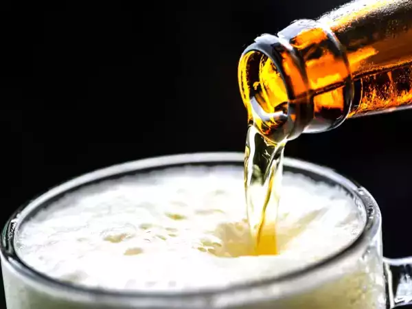 Bardağı eğdiğinizde bira neden daha az köpürür?