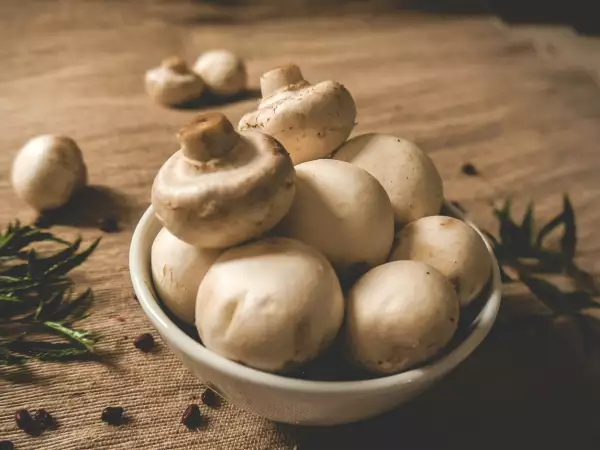 Mantarları pişirmeden önce soymak gerekir mi?