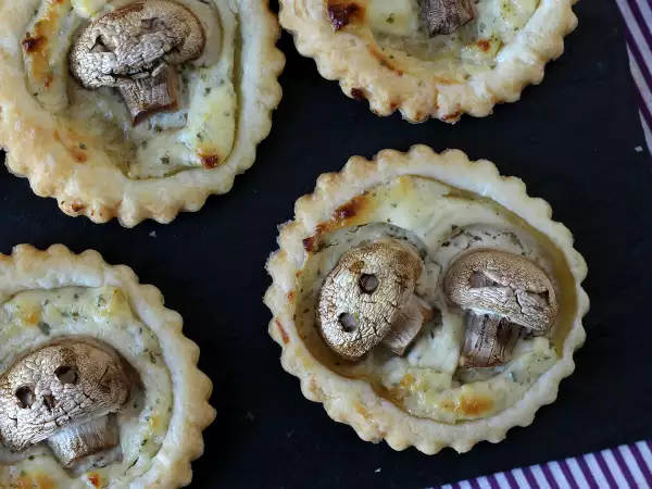 Cadılar Bayramı aperatifi için bu minik mantarlı tartlar birebir