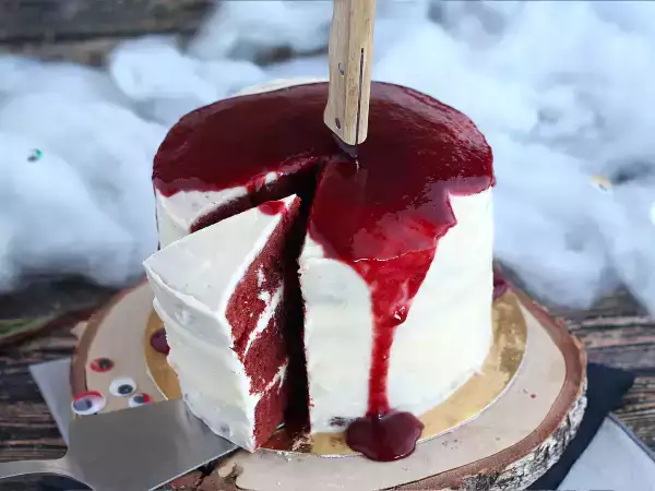 Cadılar Bayramı için Red Velvet: İlk bakışta etkileyen gösterişli pasta