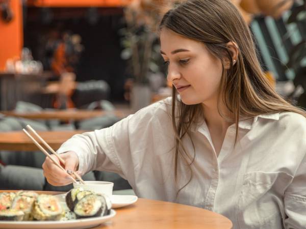 Eğer suşiyi bu şekilde yiyorsanız, yanlış yapıyorsunuz demektir: Bir Japon'un asla yapmayacağı bir şey.