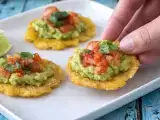Makaleler: Cooking with flow: Diziyi bir oturuşta izlemek için hogao ve guacamole ile Kolombiya patacones.