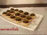 Tarif Çay daveti̇ masam ve çi̇kolata soslu top kurabi̇yeler