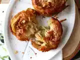 Tarif Cruffin, kruvasan ve muffin kombinasyonu, bu durumda parmesan ve mozzarella ile tuzlanmış.