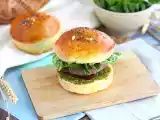 Tarif İtalyan usulü burger: pesto sos, güneşte kurutulmuş domates, mozzarella