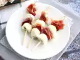 Tarif Mozzarella, kurutulmuş jambon ve güneşte kurutulmuş domates aperatif kebapları