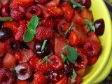 Tarif Kırmızı meyve salatası: çilek, ahududu, kiraz ve karpuz, yaz için mükemmel!