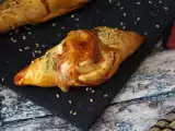 Tarif Domates, jambon ve mozzarella sos ile doldurulmuş pizza tarzı kayık rulolar