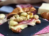 Tarif Lezzetli bir brunch için raclette kruvasan sandviç!