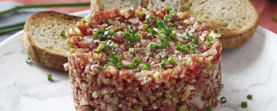 Tartar de fuet: klasik biftek tartarının hızlı bir versiyonu