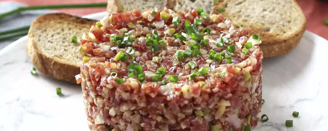 Tartar de fuet: klasik biftek tartarının hızlı bir versiyonu