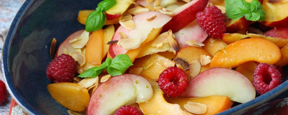 Meyve salatası: şeftali, kayısı, ahududu ve daha fazlası!