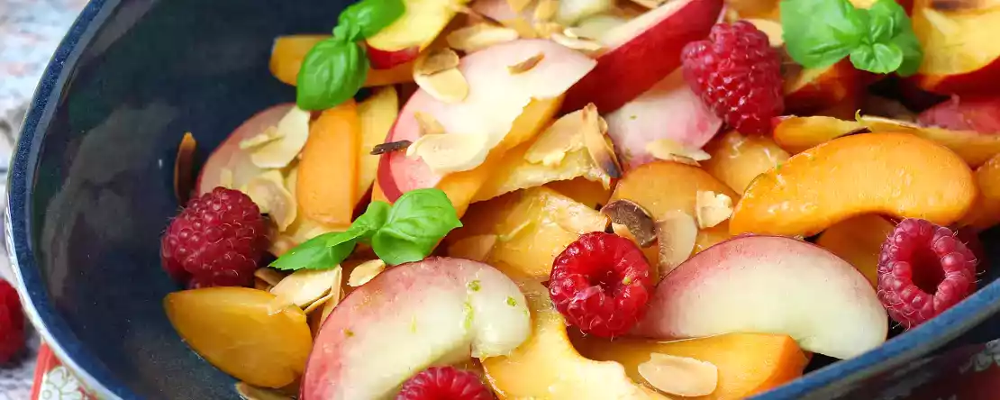 Meyve salatası: şeftali, kayısı, ahududu ve daha fazlası!
